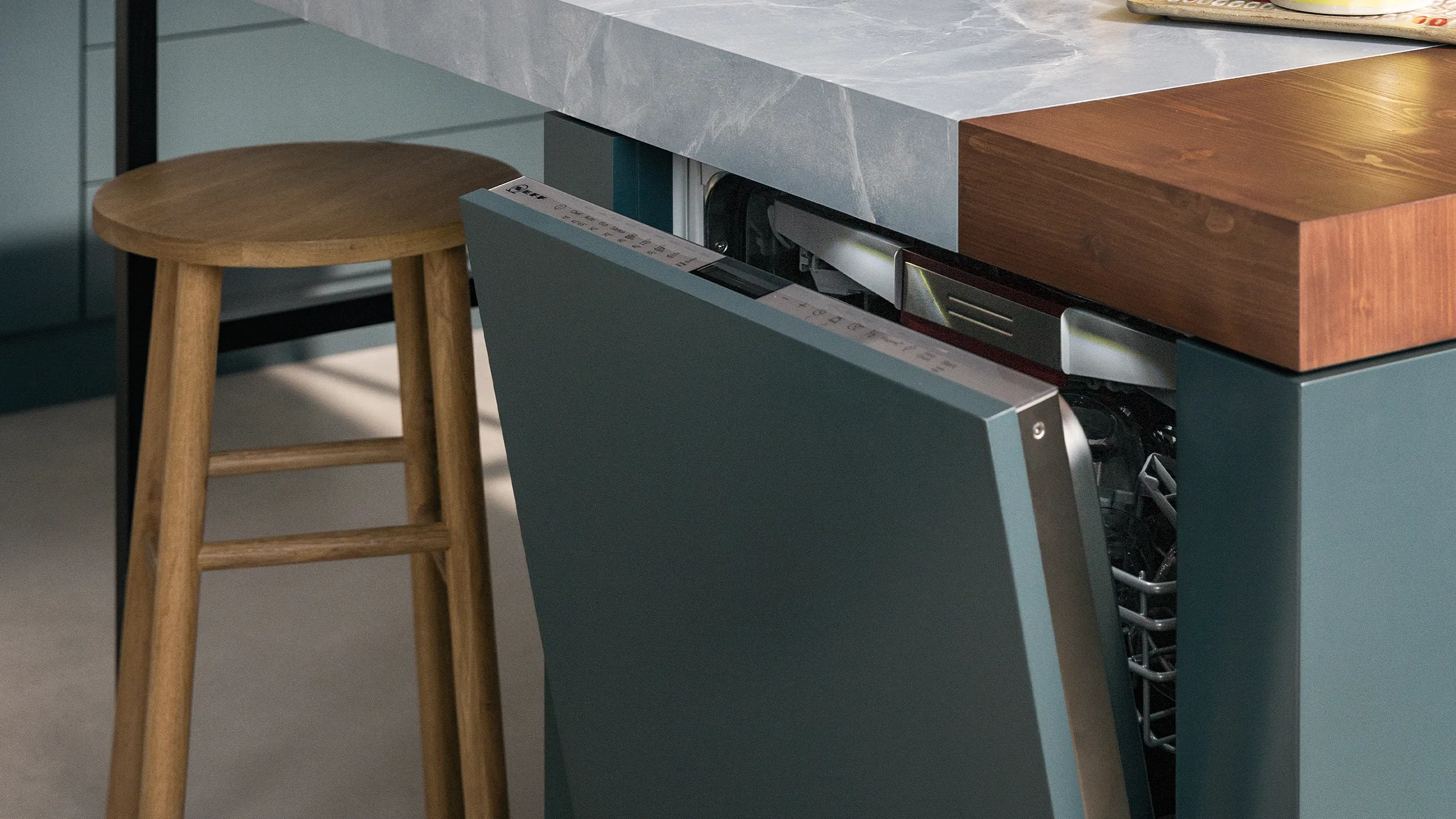 Minimalistische Küchentheke mit Holzhockern, Betonarbeitsplatte und versteckten Ablagefächern.