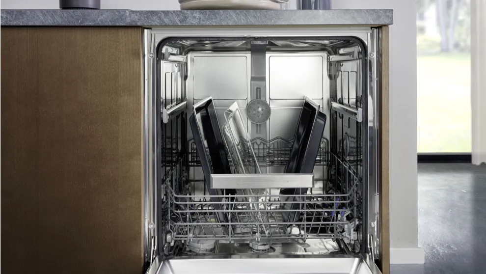 Siemens inbyggda diskmaskin är öppen och visar rena tallrikar.