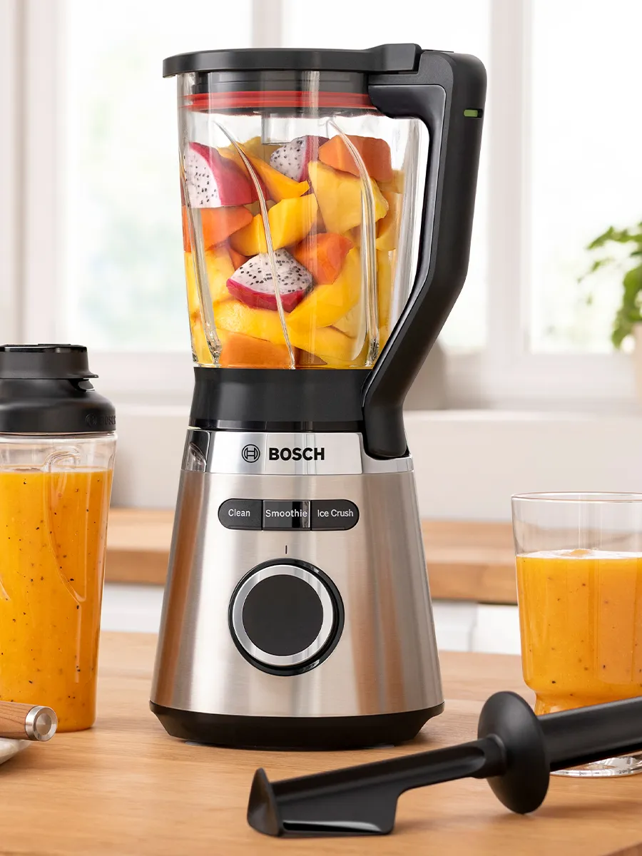 Blender VitaPower Series 4 with fruits, To-Go-Bottle and smoothie glasses on a kitchen shelf.