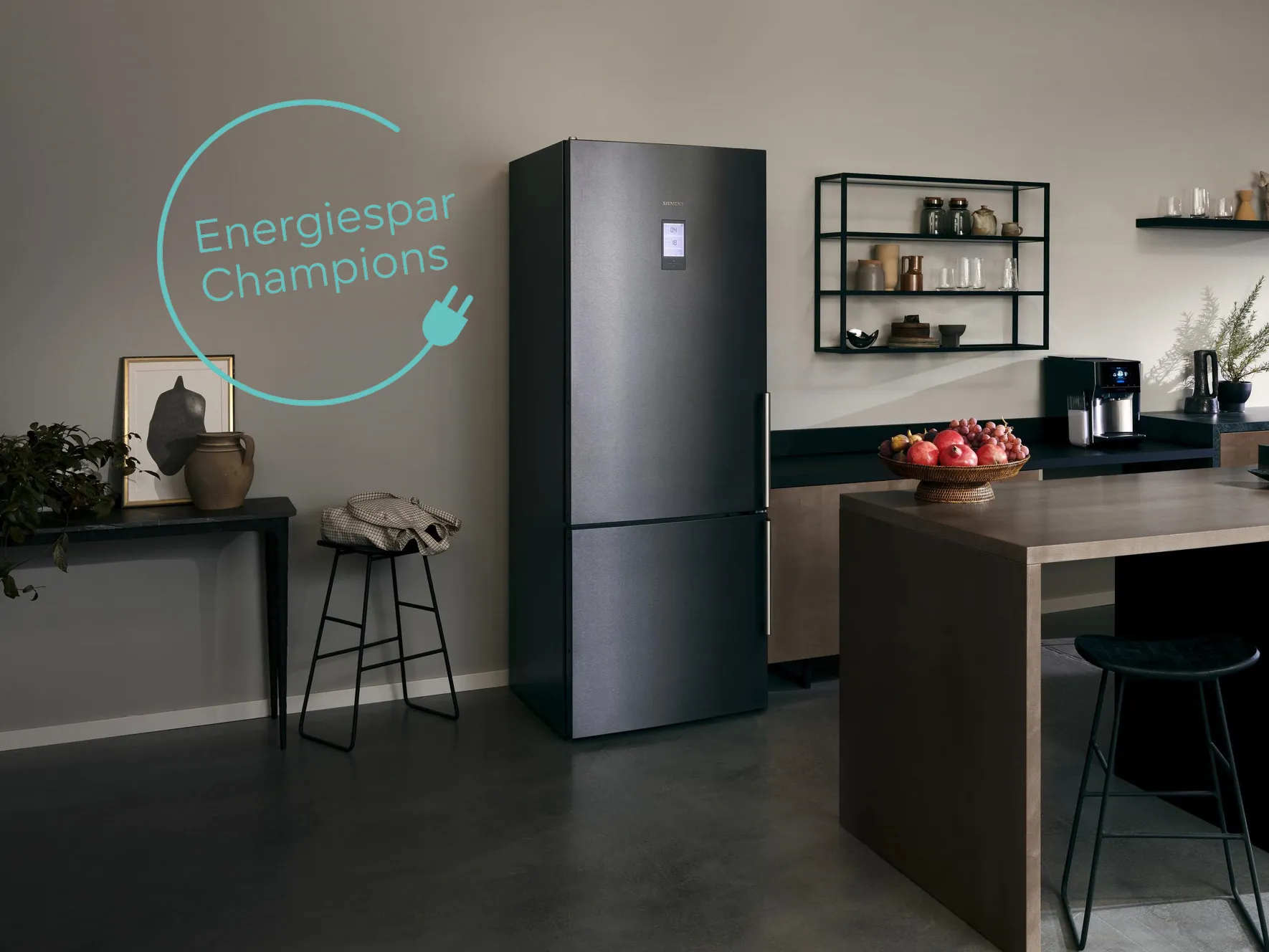 Moderne Küche mit Kühlschrank, Regalen und "Energiespar Champions" Schild.