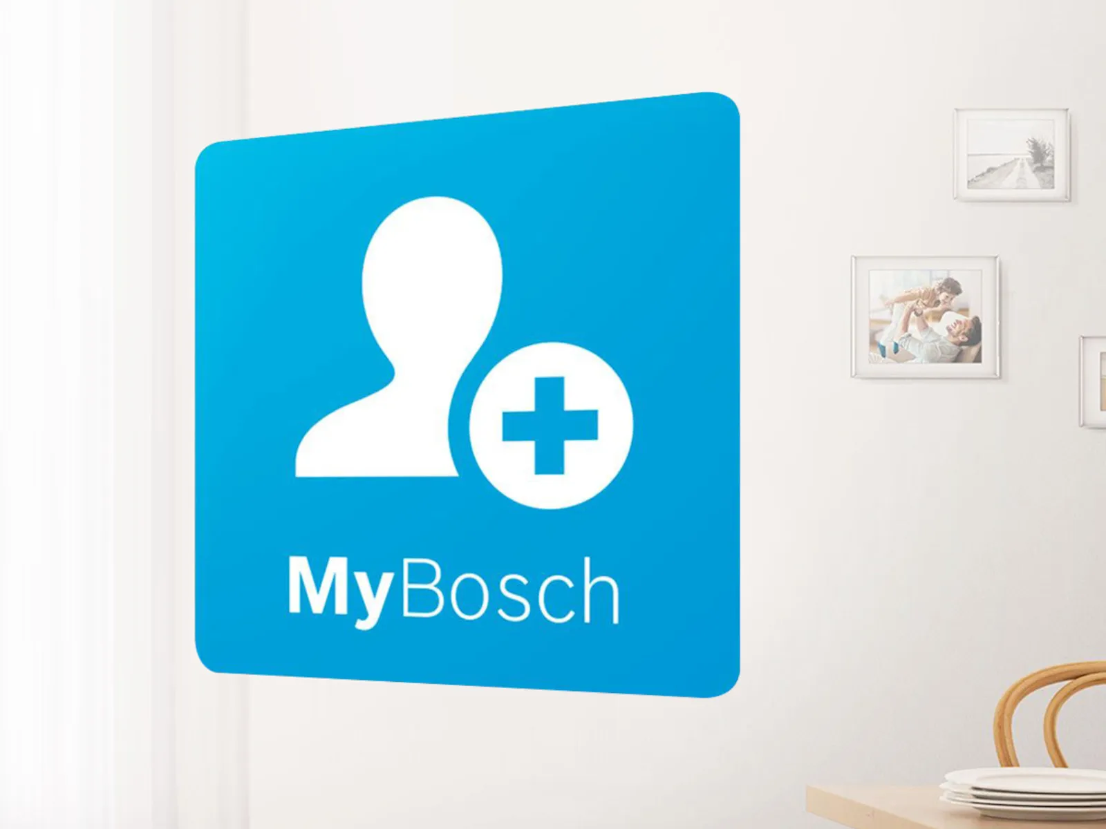 Modri kvadrat z belo silhueto in plus znak, besedilo "MyBosch" - zdravstvena ali zdravstveno povezana ikona ali logotip.