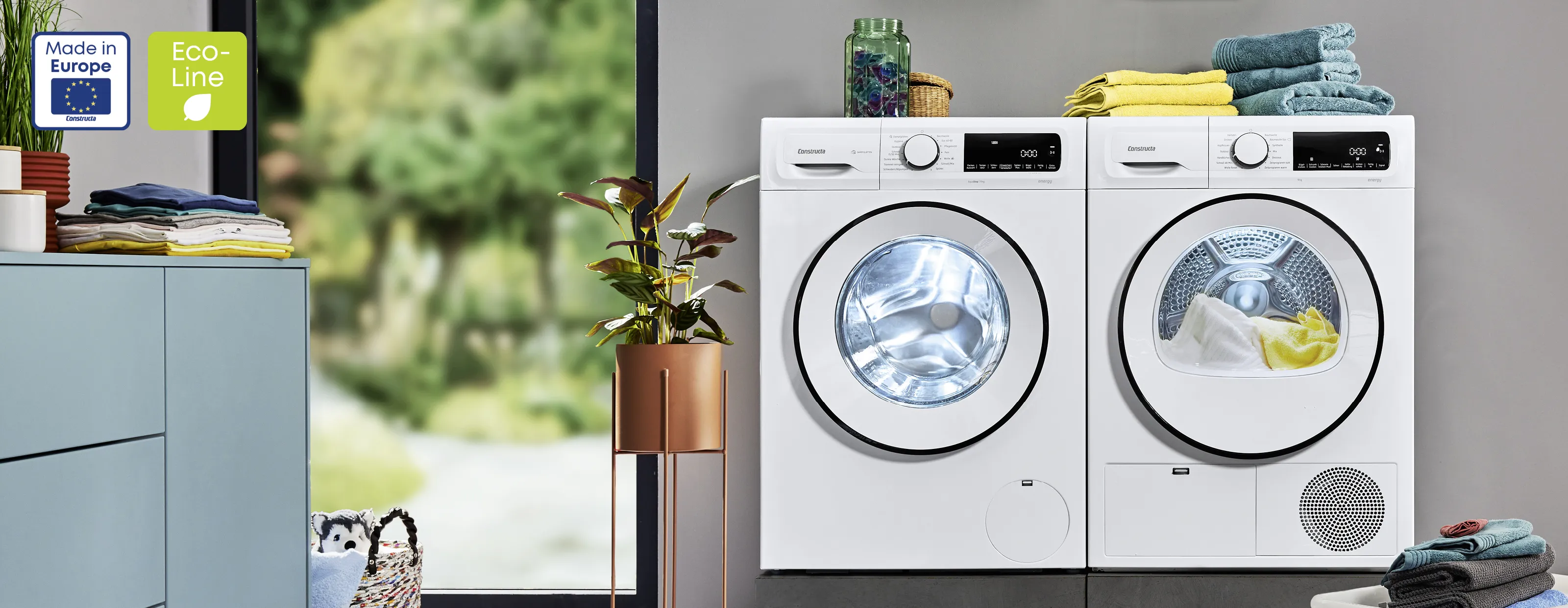 Ecoline Waschmaschine und Trockner von Constructa nebeneinander. 