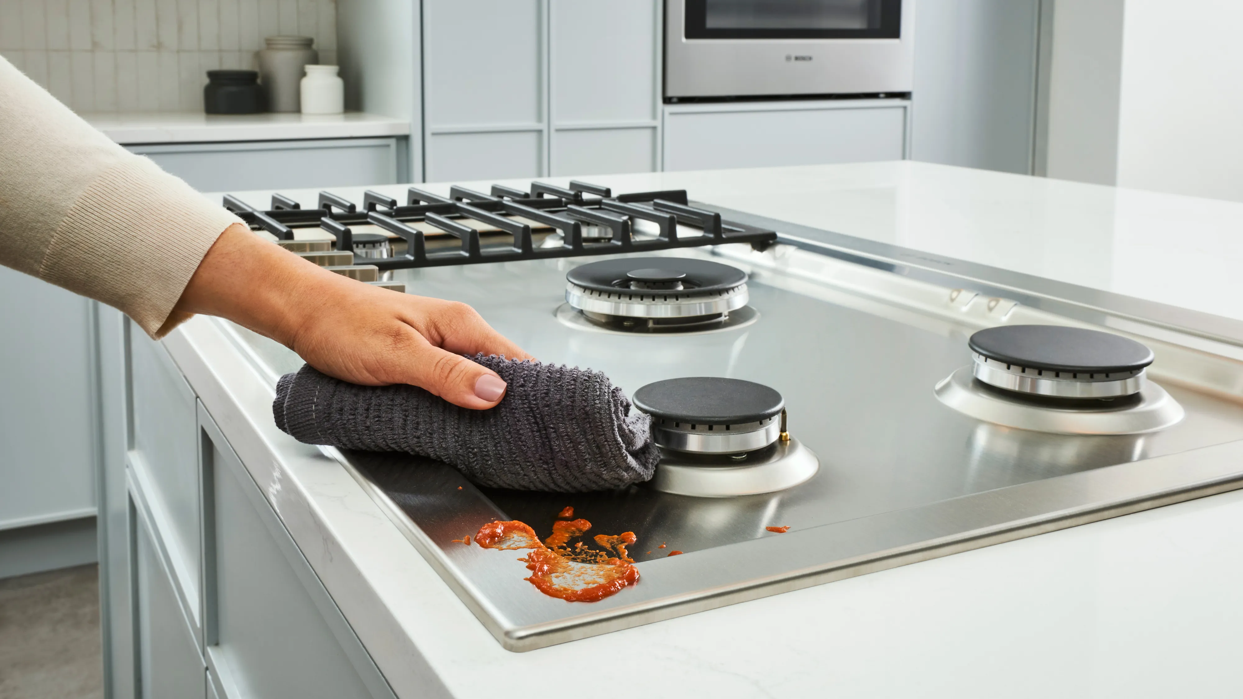 Nettoyer les mains le plateau du poêle avec le linge, les brûleurs à gaz, les appareils de cuisine et le comptoir blanc.