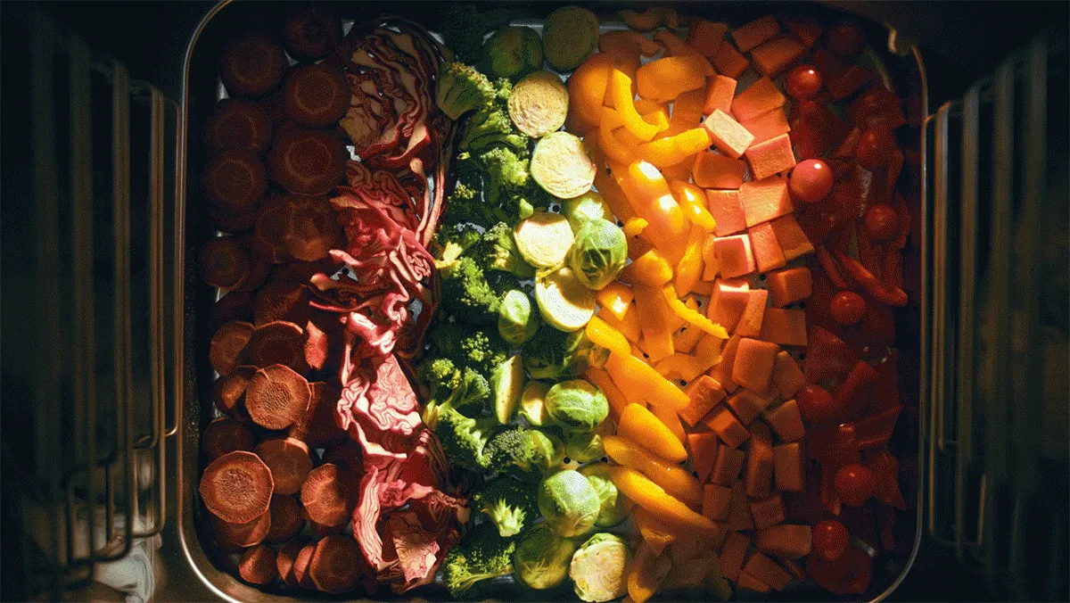 Verdure arrosto in teglia: carote, broccoli, peperoni e cipolla rossa.