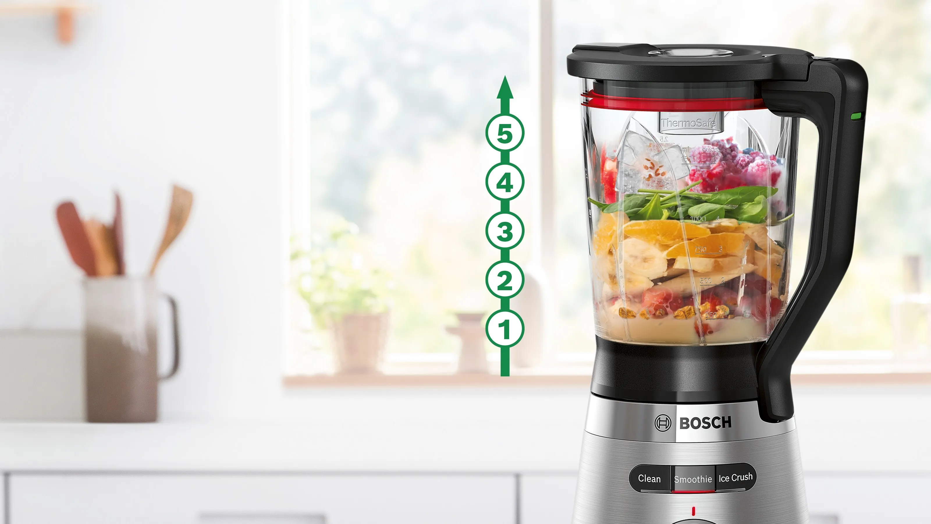 Müxtəlif inqrediyentlərlə dolu blender və qabı müxtəlif inqrediyentlərlə doldurmaq üçün düzgün qaydanı göstərən 1-dən 5-ə qədər üst-üstə qoyulmuş rəqəmlər.