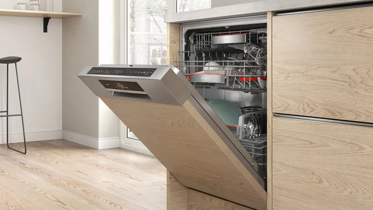 Ein vollintegrierter Bosch Geschirrspüler mit Holzfront öffnet sich automatisch in einer modernen, hellen Küche.