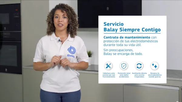 La imagen muestra a una mujer de cabello rizado vistiendo un polo blanco y parada frente a un cartel que anuncia el servicio "Balay Siempre Contigo".