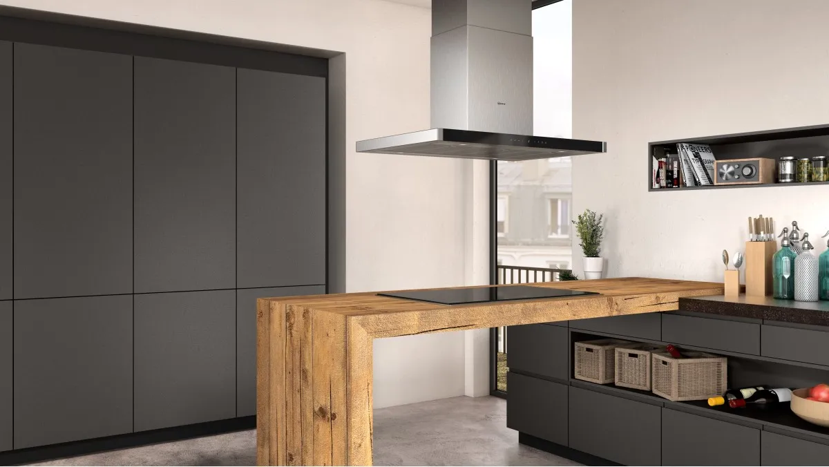 Man in zwarte keuken kookt met vrienden en gooit kruiden op een bord op het geventileerde fornuis.