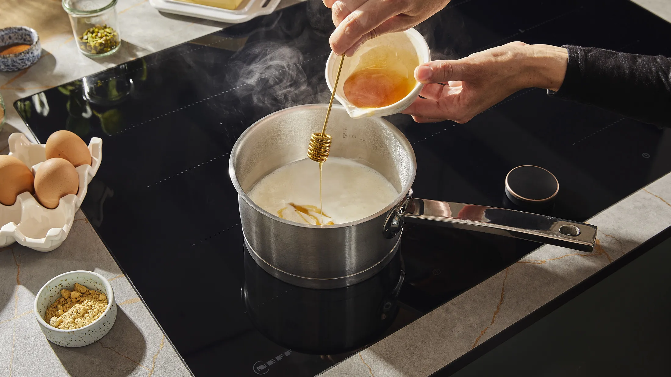 Handen koken op kookplaat, het mengen van ingrediënten in pot, het bereiden van voedsel, keuken teller met eieren, specerijen.