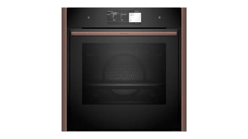 Moderner schwarzer Einbaubackofen mit digitaler Steuerung isoliert