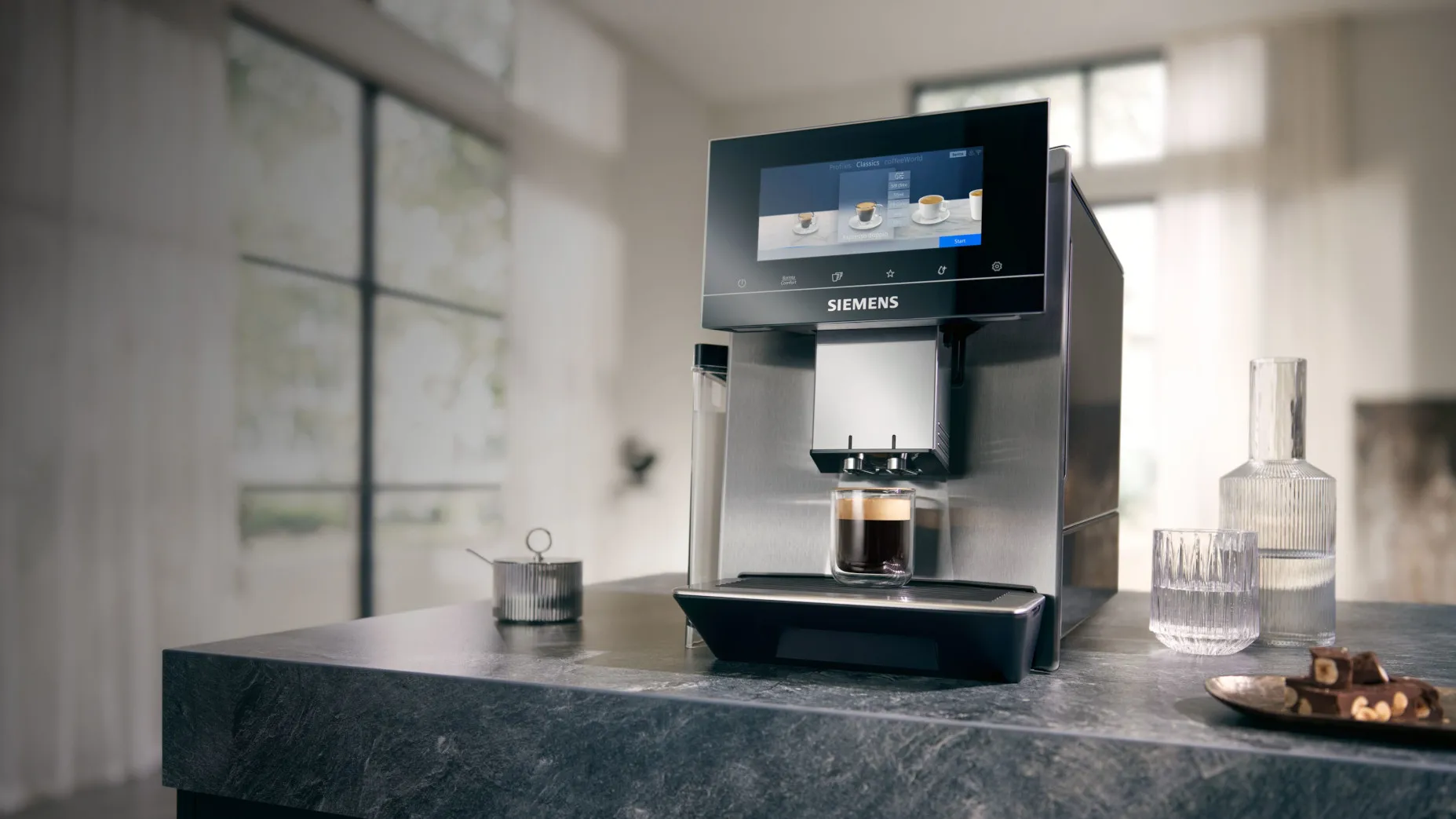 Siemens aparat za kavu s upravo pripremljenim espressom.