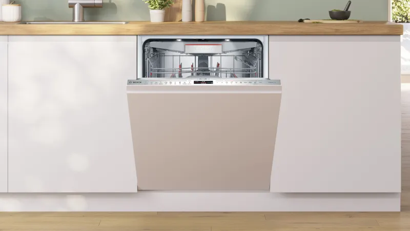 Tre lavastoviglie integrate: una aperta con i piatti all'interno, un elegante design a pannello bianco e un modello in acciaio inossidabile, il tutto in una cucina moderna.