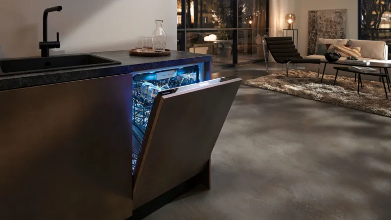 Siemens indbygget opvaskemaskine med blå lys i et moderne brunt køkken.