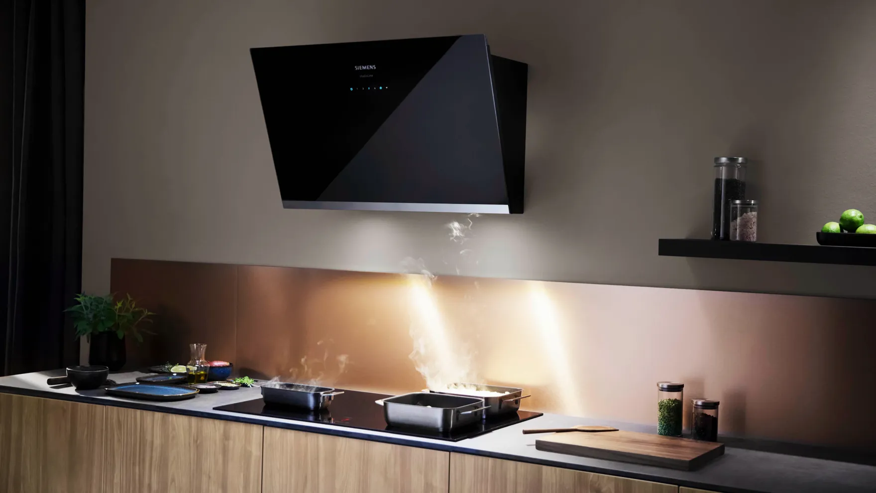 Modernt kök med träskåp, svarta vitvaror och en vägghängd köksfläkt.