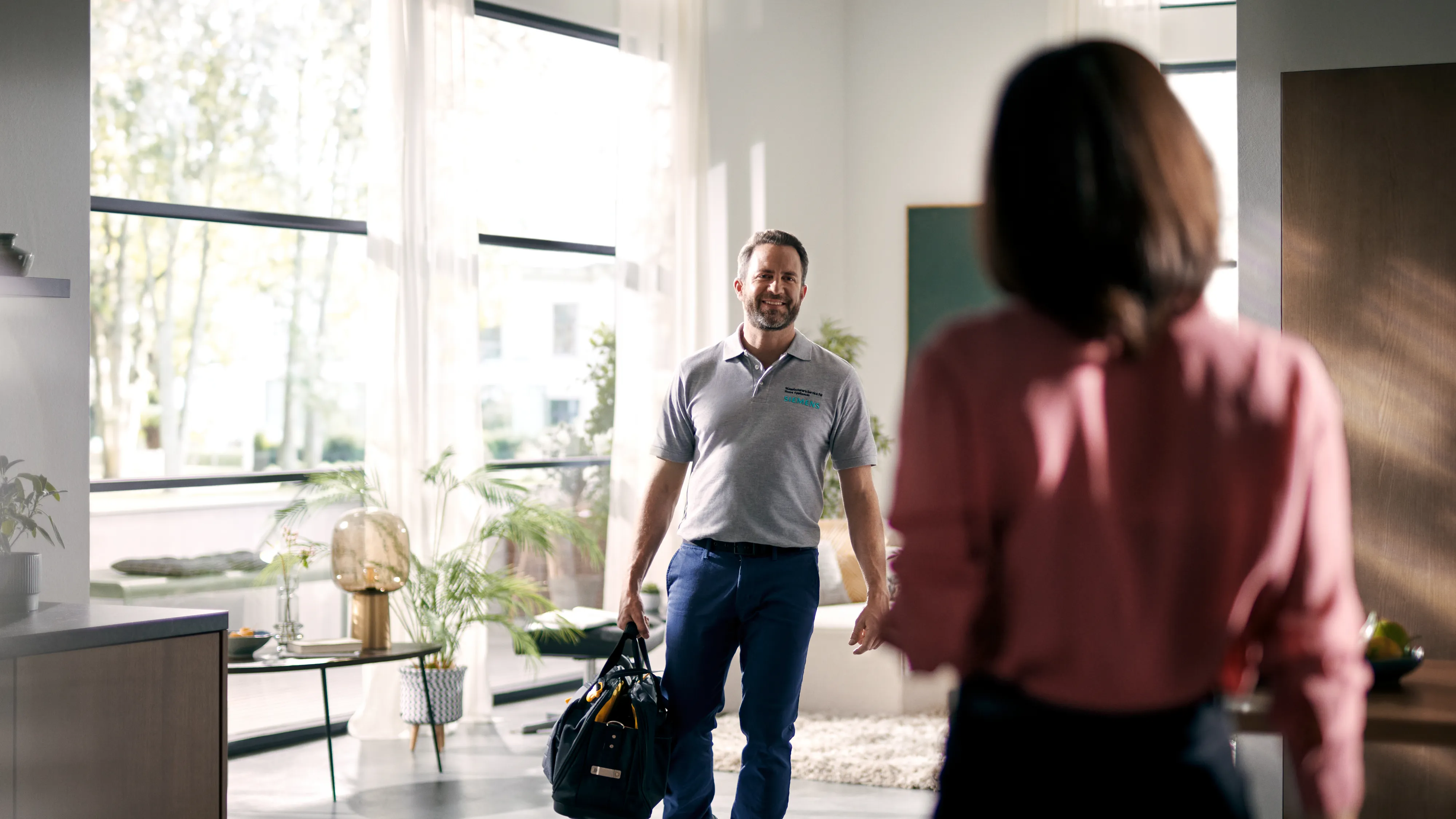 Een Siemens-technieker komt het huis van een consument binnen