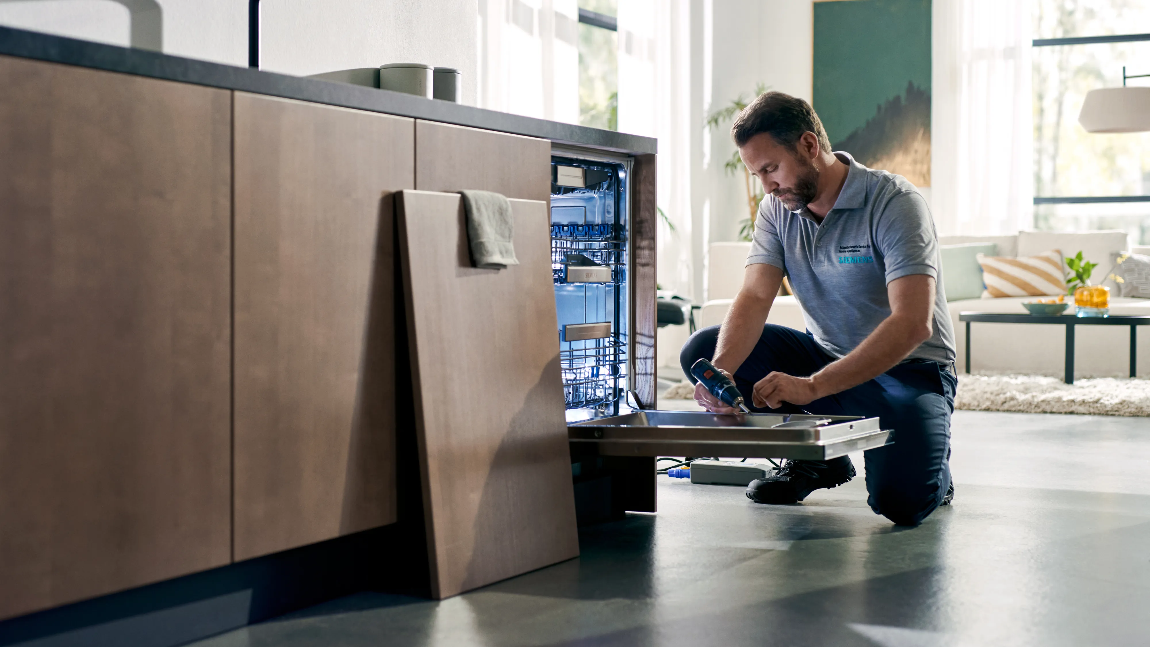 Een Siemens-technieker repareert het toestel van een klant