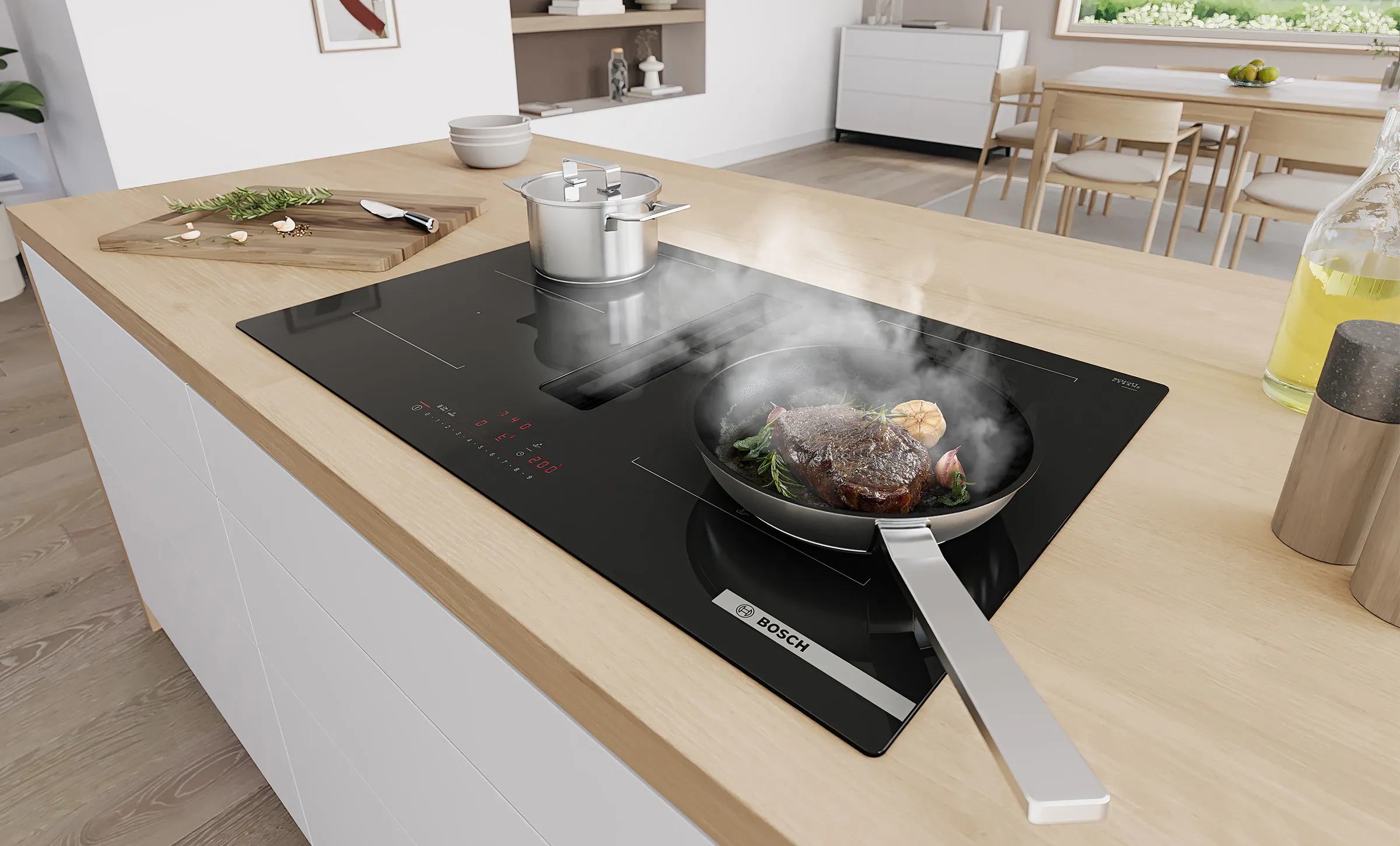 Bosch Kochfeld mit integriertem Dunstabzug. Eine Pfanne mit einem Steak und ein Topf auf einem Kochfeld, im Hintergrund ein Essbereich mit Esstisch.