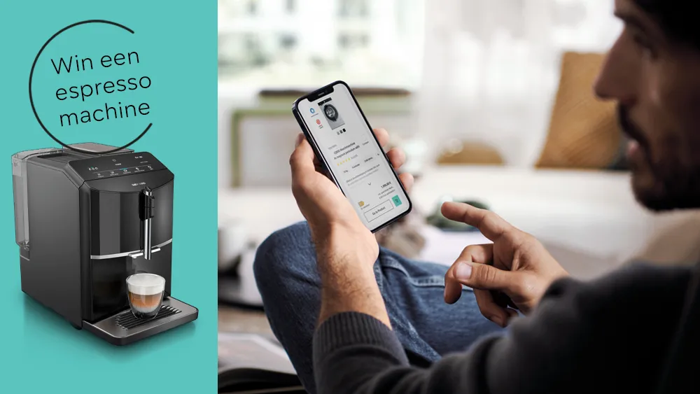 Espresso machine giveaway, persoon met behulp van mobiele app, huis interieur instelling.