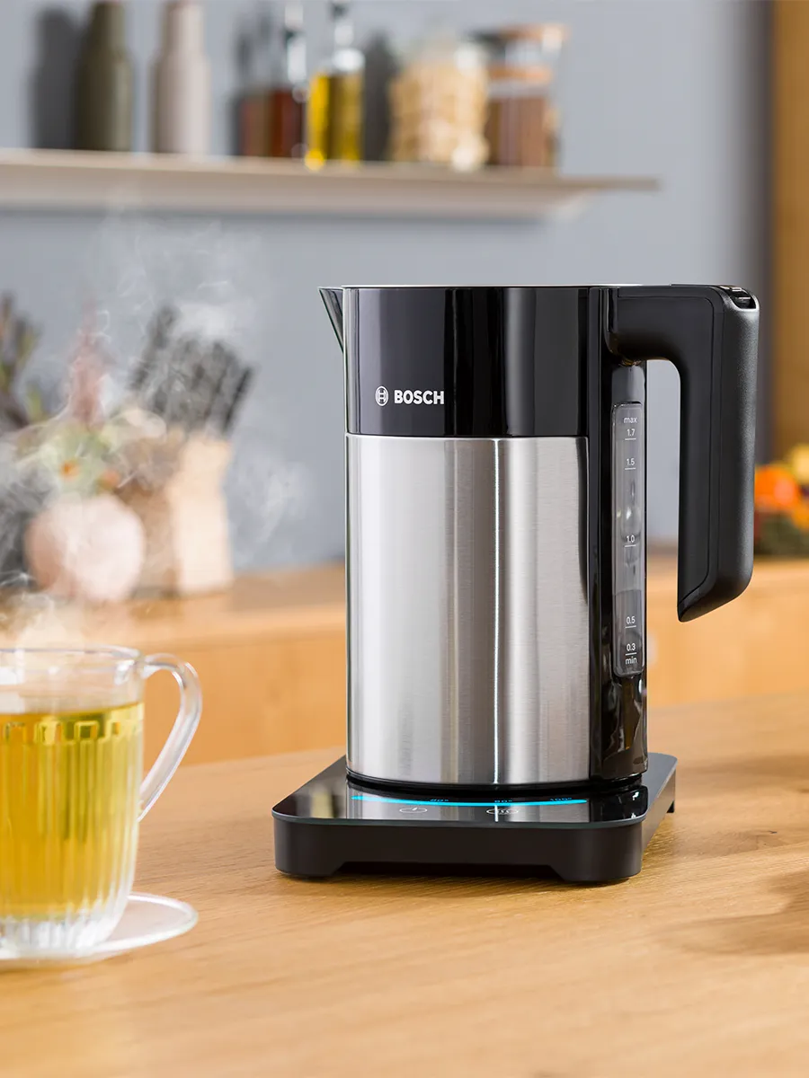 Bosch TWK7203GB ელექტრო ჩაიდანი ხის დახლზე ჩაის ფინჯანთან ერთად