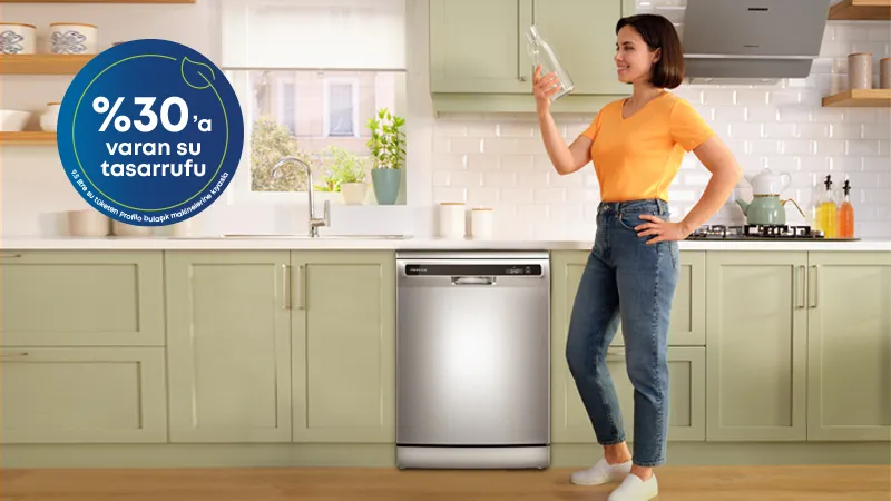 Mutfakta bulaşık makinesi kullanarak kadın,% 30 indirim teklif edildi.