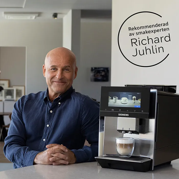 Richard Juhlin sitter bredvid Siemens bästa espressomaskin EQ900. Två smakmästare i världsklass.