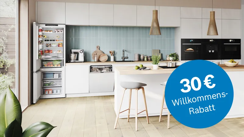 Modernes Kücheninterieur mit Geräten, Möbeln und einem 30-€-Willkommensrabattschild.