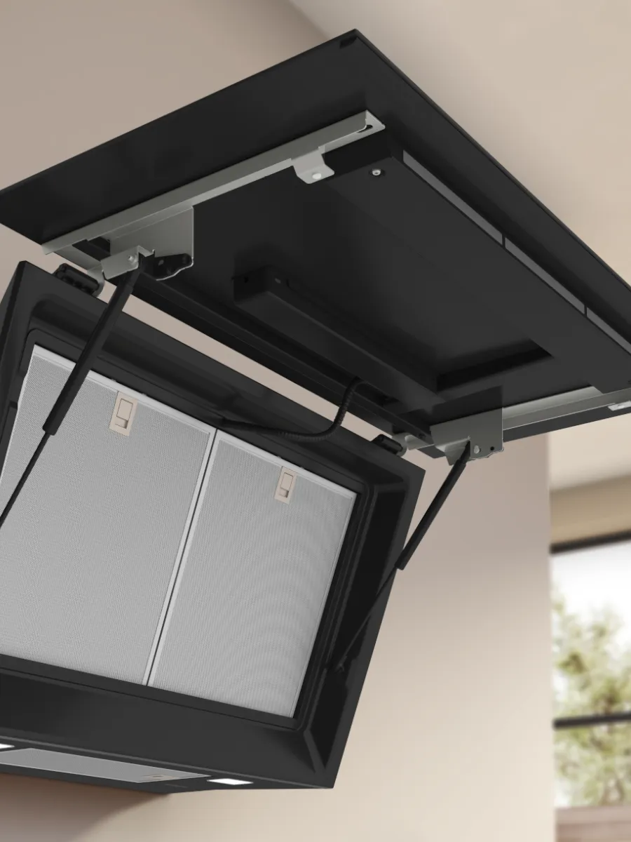 Telaio in metallo nero con pannelli in vetro, montato su una parete, sembra essere un display o un'unità di archiviazione.