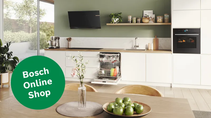 Eine helle Küche mit Bosch Hausgeräten und einem Bosch Online Shop Icon im Vordergrund.