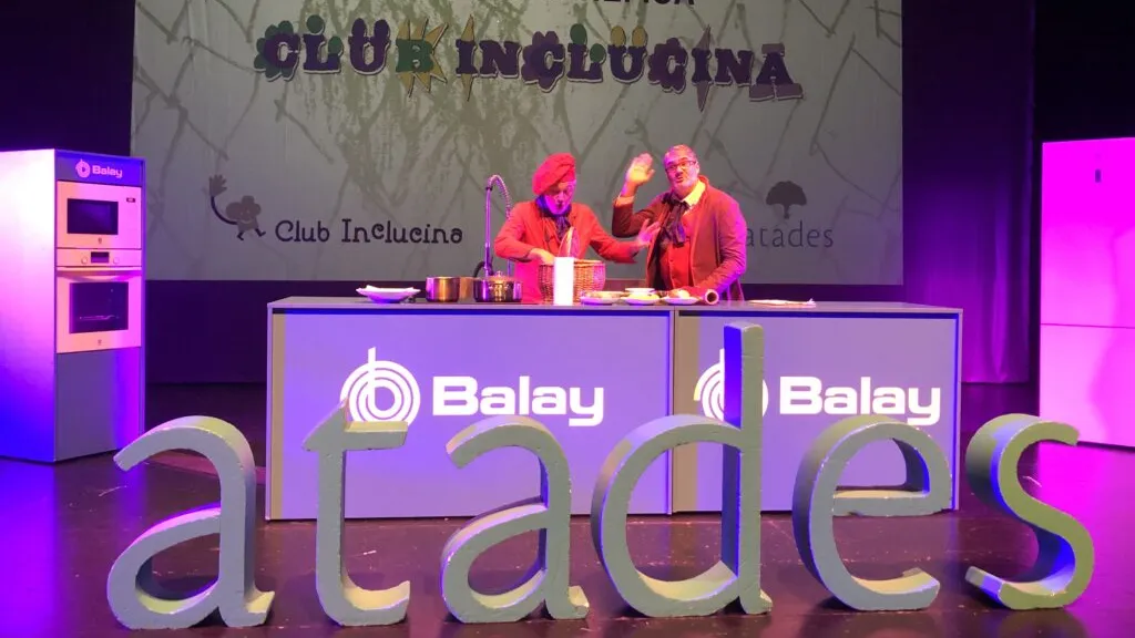 Dos hombres vestidos de colores cocinando en el escenario con la marca Balay de fondo. 