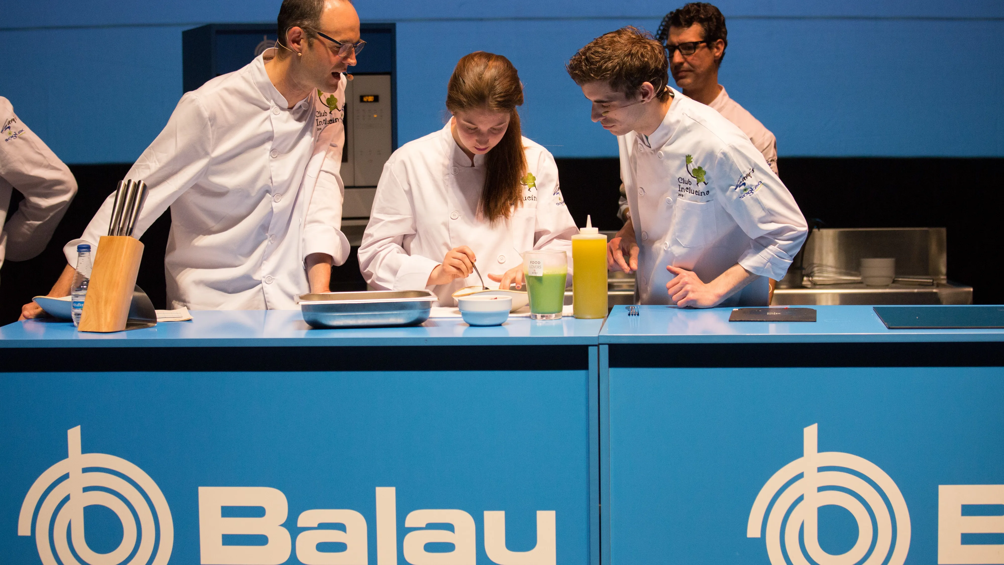 Demostración en directo de chefs de Atades en mobiliario de la marca Balay.  