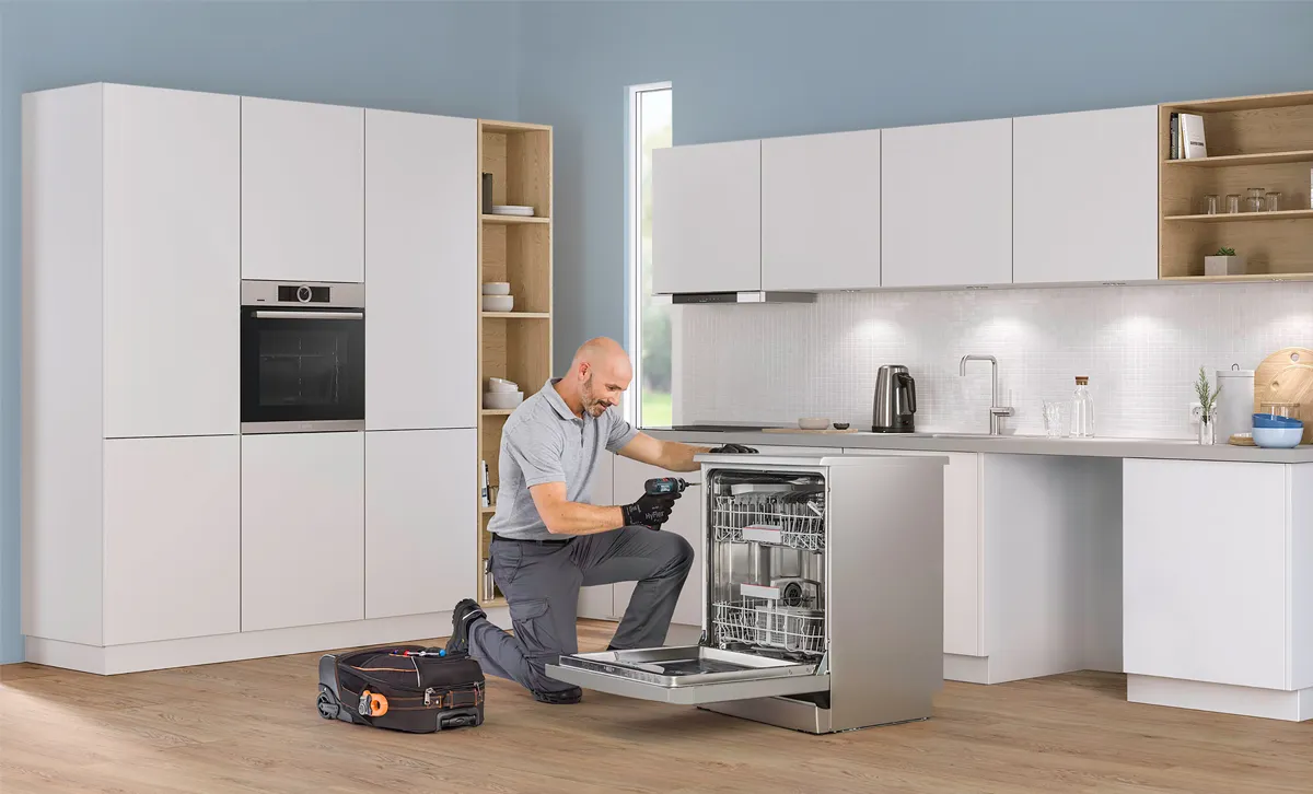 Ürünlerle modern mutfak, insan bulaşık makinesi, aletleri ve ahşap zeminleri tamir ediyor.