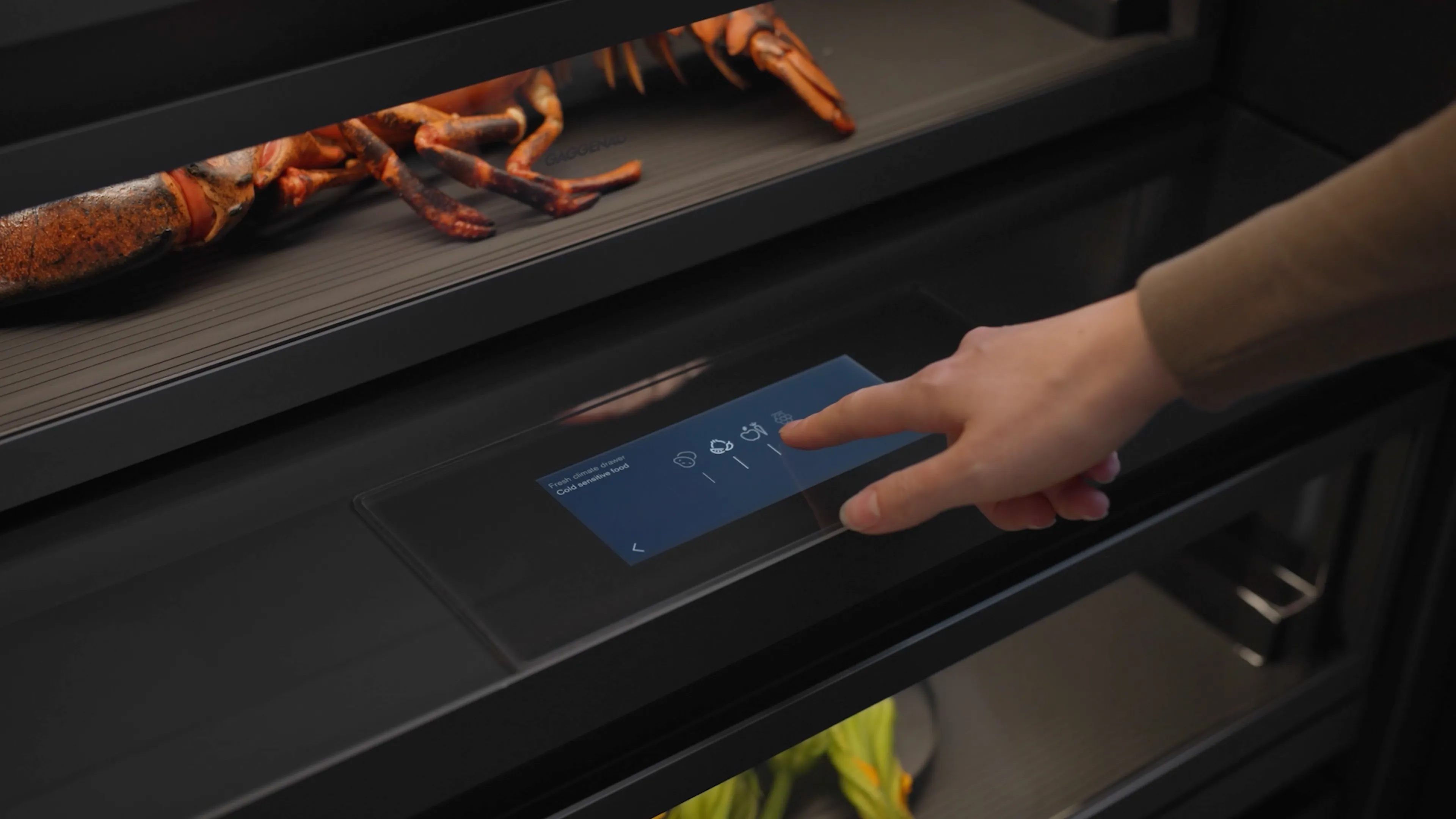Vy över den integrerade pekskärmen som finns i Gaggenau Vario Cooling Expressive-seriens kyl-/fryskombination