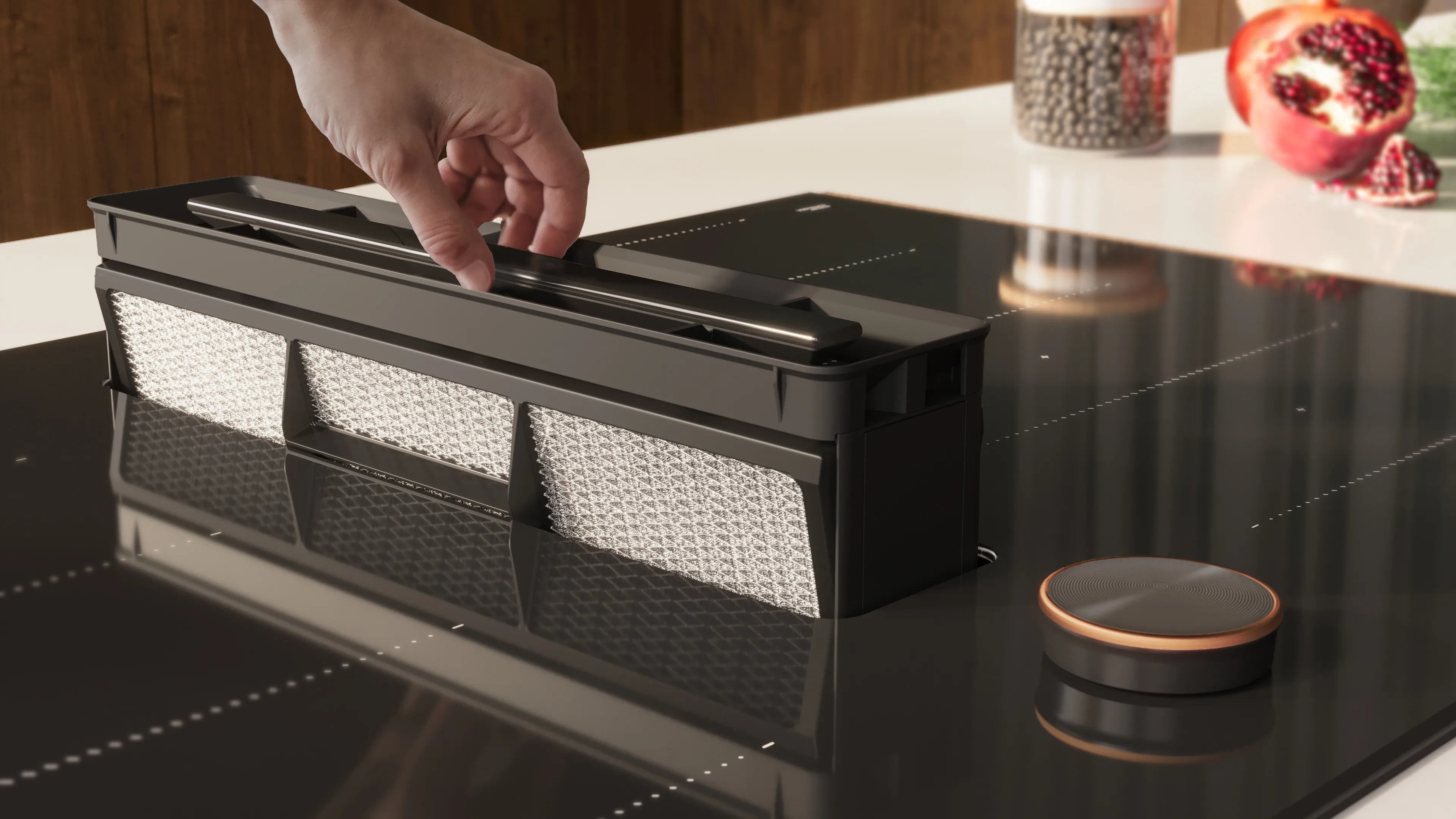 Entnahme des Metall-Fettfilters aus einem NEFF Kochfeld mit integriertem Dunstabzug, Filtereinheit von oben zugänglich zur einfachen Reinigung.