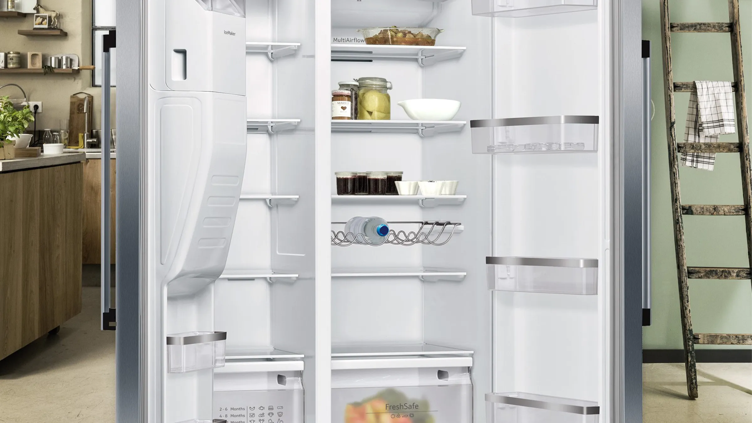 Frigorifero aperto che espone vari ripiani con articoli alimentari come barattoli, contenitori e ciotole in un ambiente di cucina moderno.