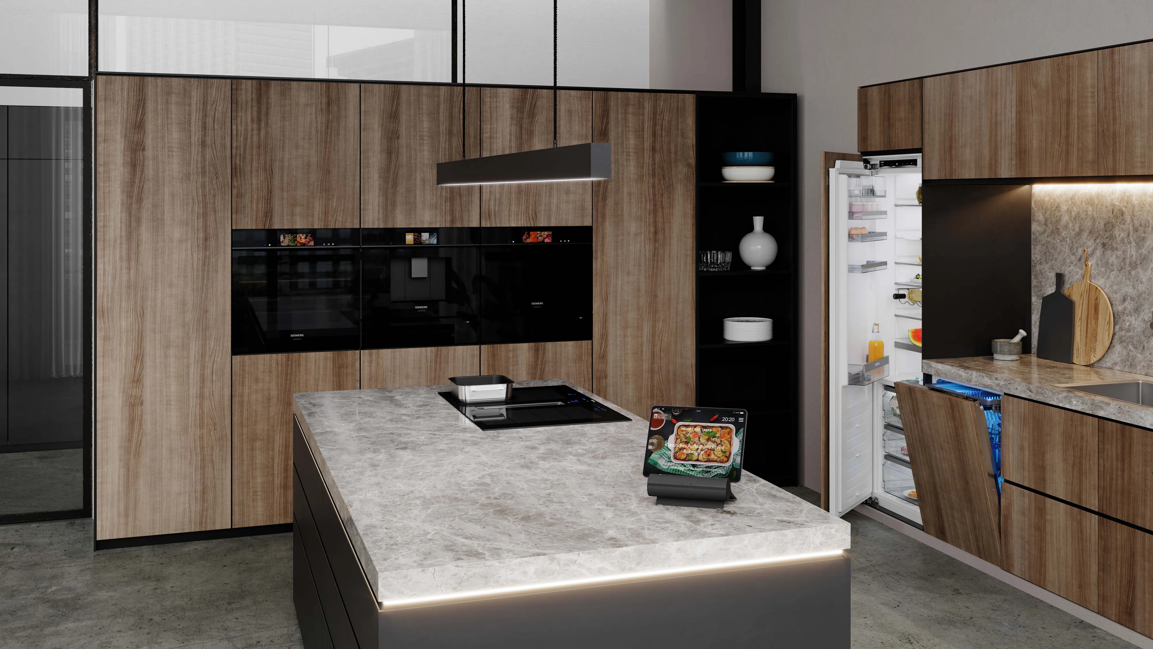 Moderne Küche mit eleganter Kücheninsel und Arbeitsplatte, integrierten Einbaugeräten, Holzschränken und einem geöffneten Kühlschrank.