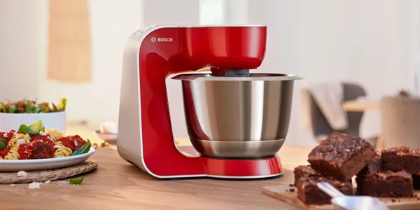 Red Bosch mutfağı mixer, salatalar ve ahşap masada kahverengiler.