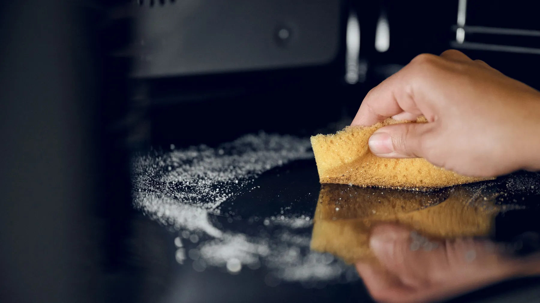Wischen Sie den Schmutz mit einem Tuch aus dem Einbau Backofen