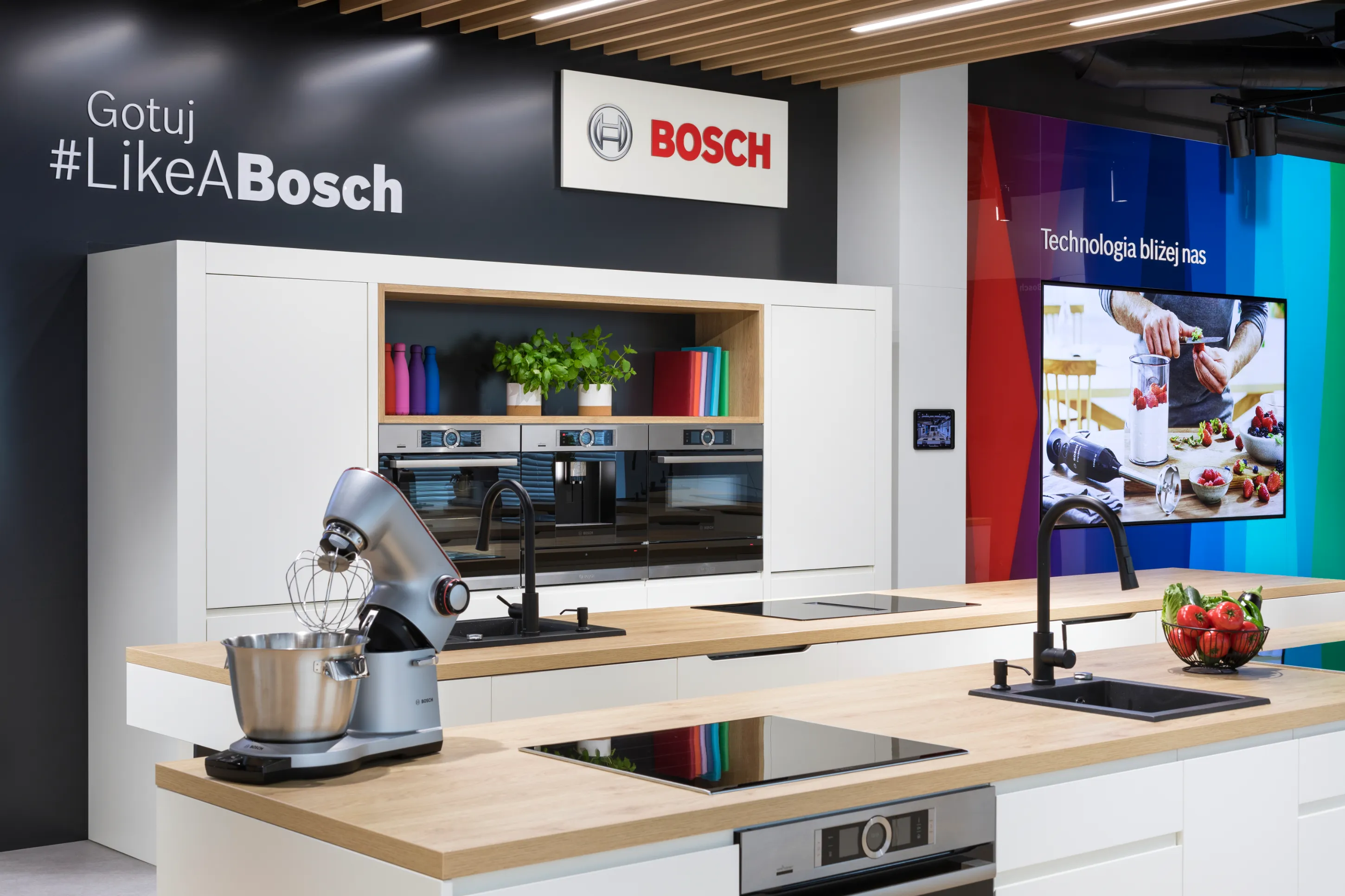 Wyświetlacz urządzeń kuchennych Bosch z półkami, mikserem i marką "Gotuj # LikeABosch".