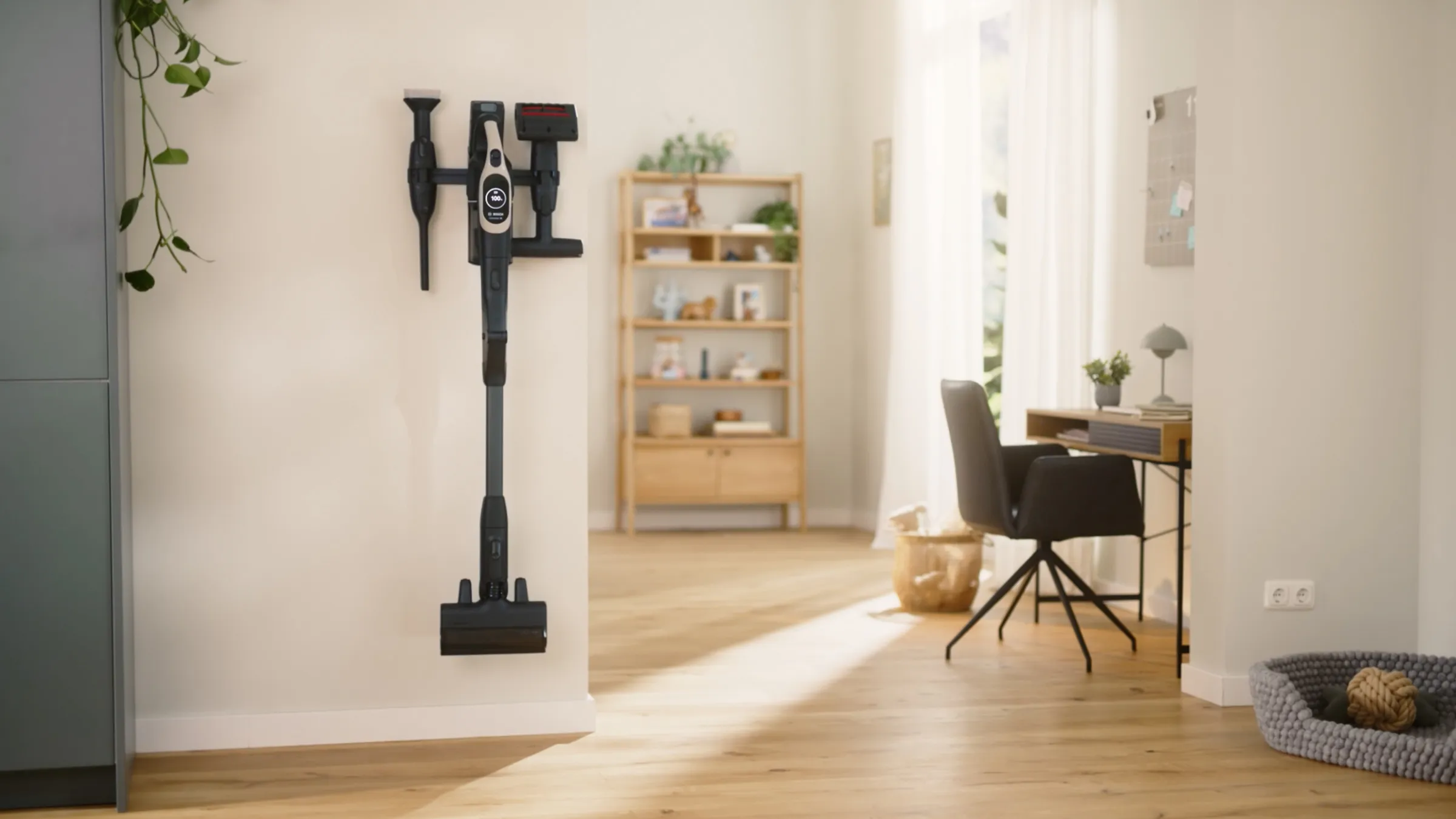 Minimalist ev ofisi ahşap helving, potted bitkiler ve siyah ayakta bir lamba ile.