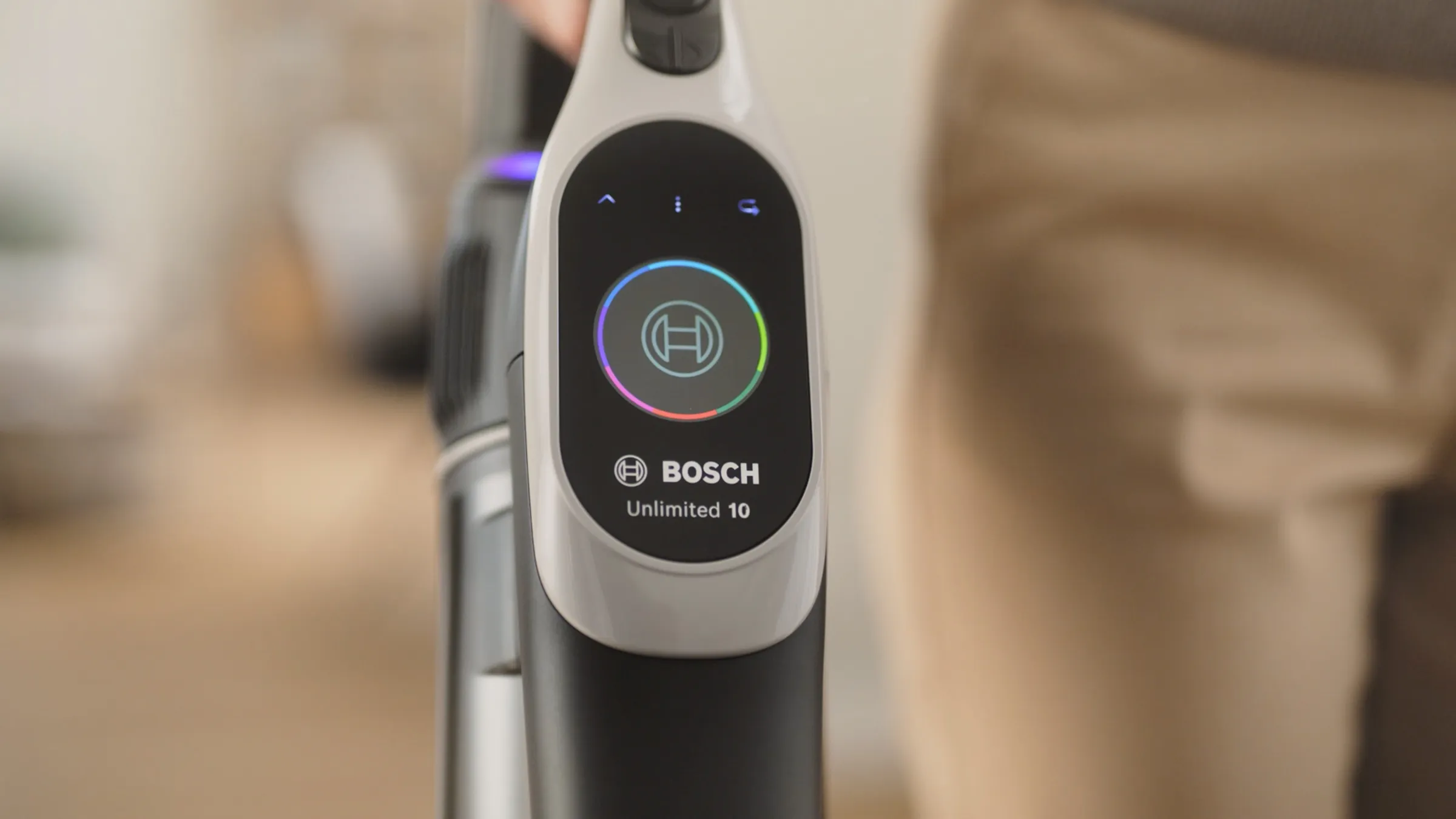 Bosch Sınırsız IQ akülü vakumlu temizleyici LED ekran ve güç düğmesi ile.