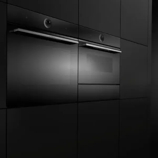 Forni da incasso neri dal design elegante integrati in una cucina moderna con mobili scuri e linee minimaliste.