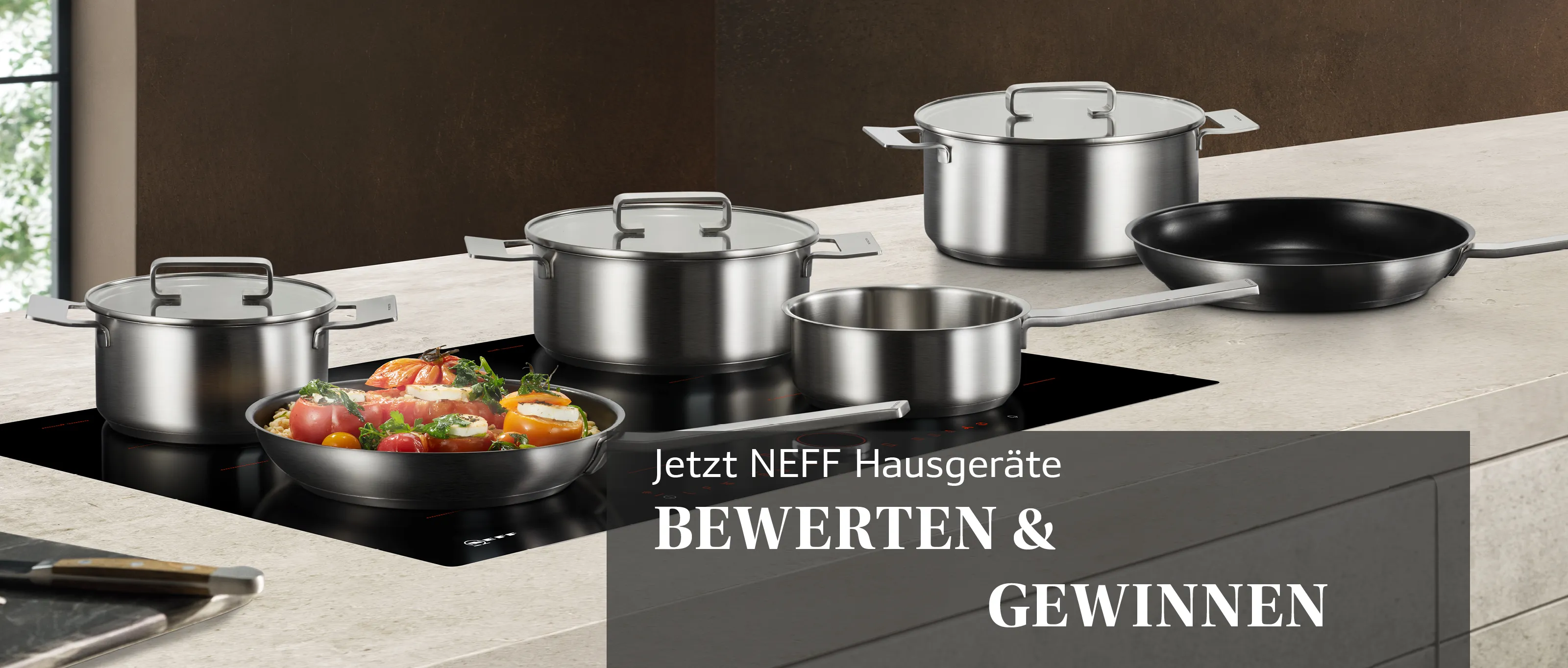 Kochgeschirr aus Edelstahl auf Küchentisch, Werbung Neff Hausgeräte Wettbewerb.