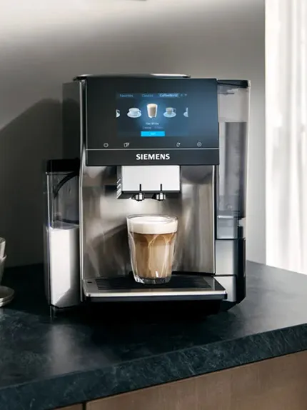 Ekspres Siemens na blacie, przygotowujący latte w szklance, z dotykowym ekranem o zaawansowanych funkcjach
