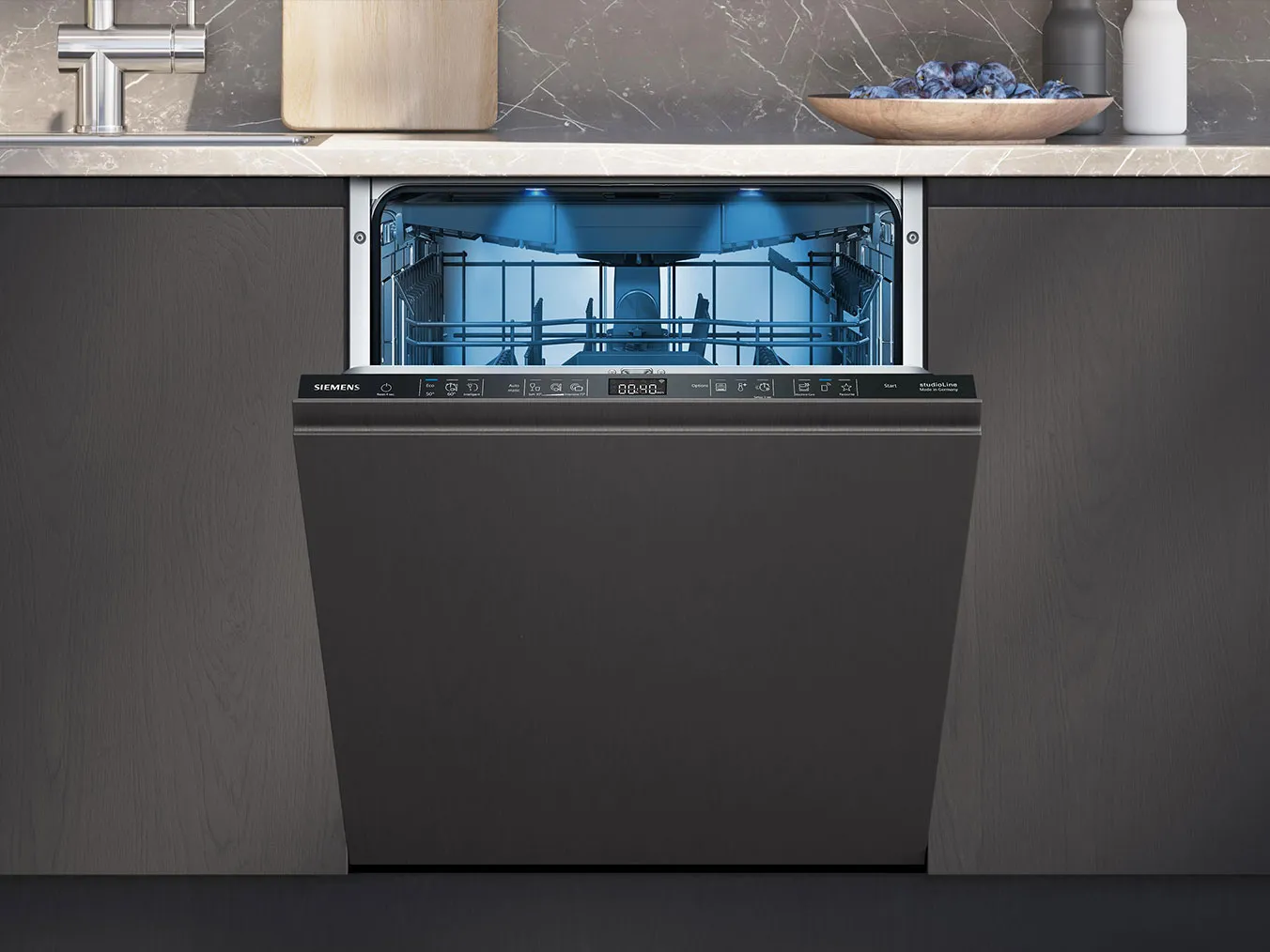 Moderna lavastoviglie da incasso dal design elegante, interni illuminati e pannello di controllo intuitivo in un ambiente cucina elegante.
