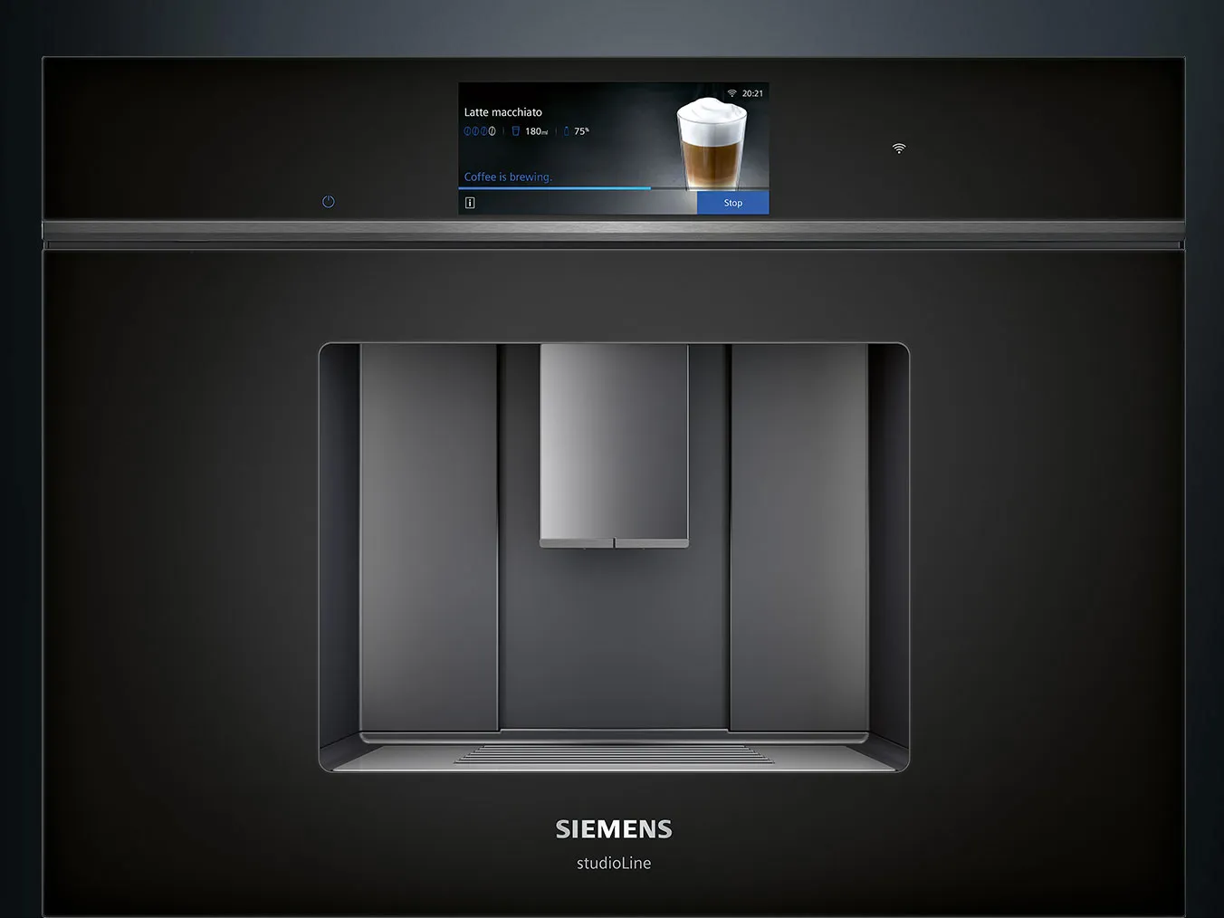 Macchina da caffè Siemens studioLine che mostra l'avanzamento della preparazione del latte macchiato su un'elegante interfaccia touchscreen.