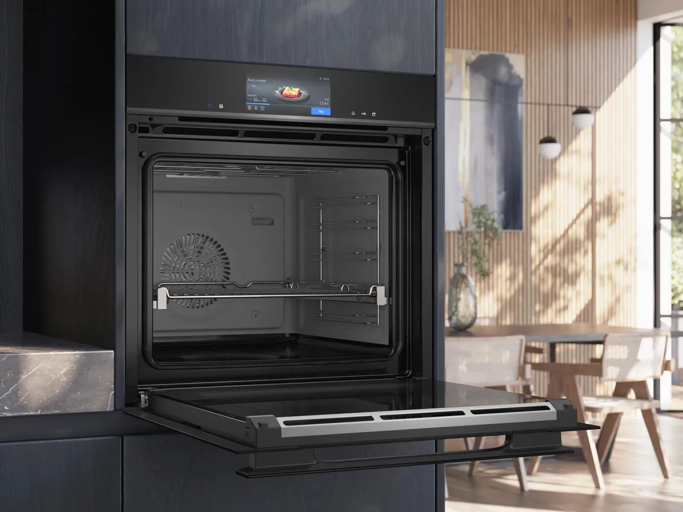 Moderno forno nero da incasso con porta aperta e display touchscreen digitale in una luminosa cucina rivestita in legno.