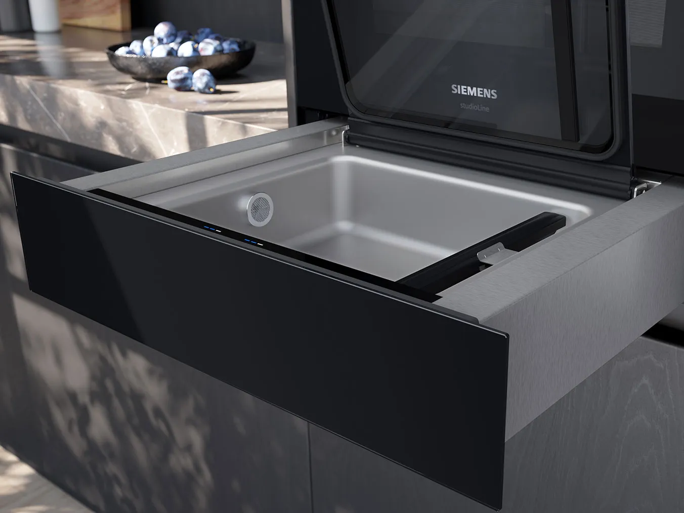 Cassetto da cucina Siemens StudioLine da incasso aperto con interno in acciaio inox e pannello frontale nero.
