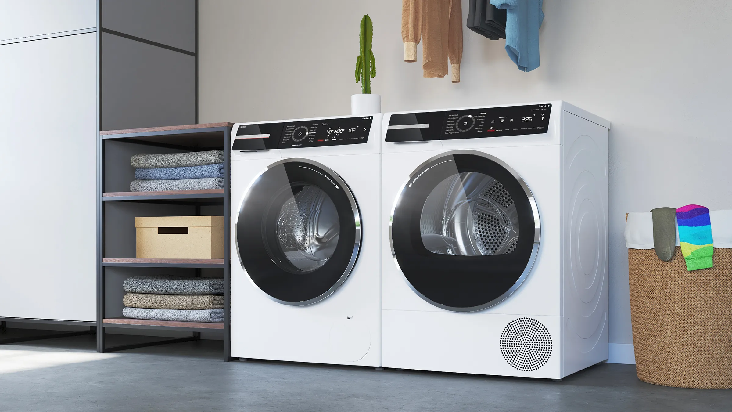 Seitenansicht einer weißen Bosch-Waschmaschine und eines Wäschetrockners, die nebeneinander in einem Hauswirtschaftsraum neben einem Holzregal stehen.