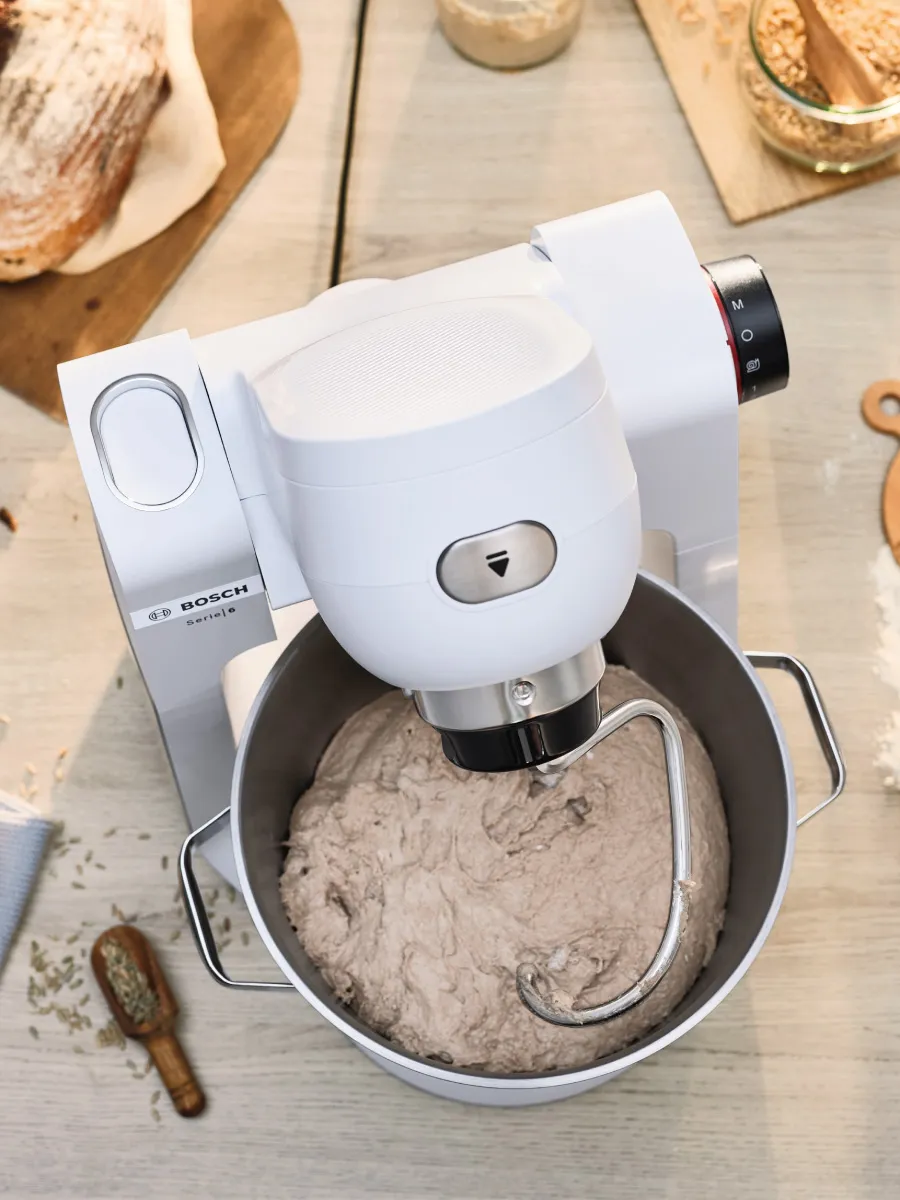Μια κουζινομηχανή με εσωτερικά ζύμη στον κάδο της.