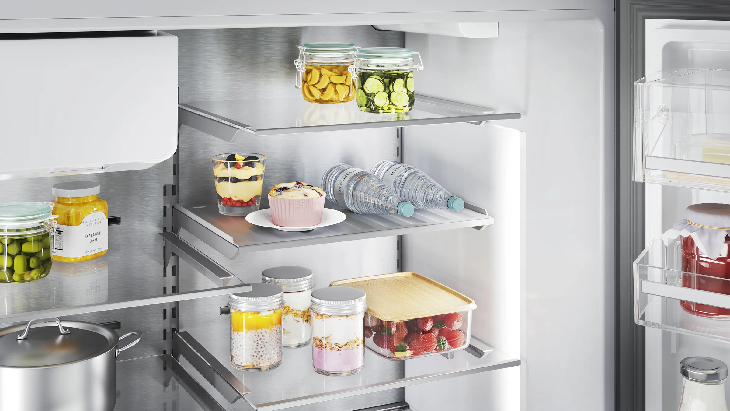 Frigorifero interno con vari prodotti alimentari, contenitori e scaffali organizzati ordinatamente.